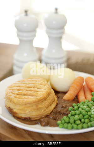 Frisch Rindersteak und Ale Pie gekocht mit Gemüse auf einem Teller mit keine Personen serviert. Stockfoto