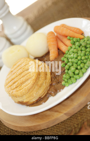 Frisch Rindersteak und Ale Pie gekocht mit Gemüse auf einem Teller mit keine Personen serviert. Stockfoto