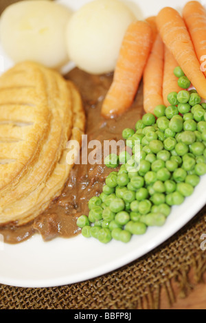 Frisch Rindersteak und Ale Pie gekocht mit Gemüse auf einem Teller mit keine Personen serviert. Stockfoto