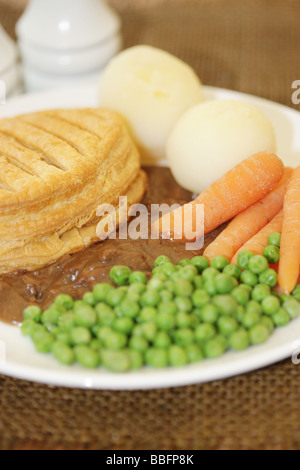 Frisch Rindersteak und Ale Pie gekocht mit Gemüse auf einem Teller mit keine Personen serviert. Stockfoto