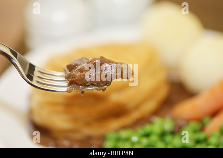 Frisch Rindersteak und Ale Pie gekocht mit Gemüse auf einem Teller mit keine Personen serviert. Stockfoto