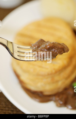 Frisch Rindersteak und Ale Pie gekocht mit Gemüse auf einem Teller mit keine Personen serviert. Stockfoto