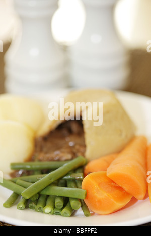 Frische traditionelle britische Steak Suet Pudding mit Gemüse und keine Leute Stockfoto