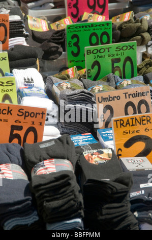 Socke Socken Fuß tragen Füße verloren verlieren einen Preisschild Markt stall billige Kleidung Stockfoto