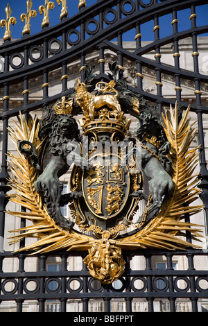 London - Arme auf das Tor des Buckingham palace Stockfoto