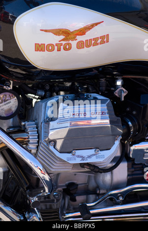 Nahaufnahme einer Moto Guzzi Motorrad Benzintank und Motor am Oulton Park Motor Racing Circuit Cheshire England Stockfoto