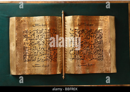 Afrika, Nordafrika, Marokko, Fes, Fes el Bali, alte Fes, Medina, Altstadt, Arabisch schreiben, Gold Book of The Koran Stockfoto