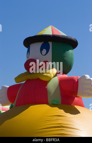 Bunten aufblasbaren Clown in großen Hüpfburg am Oulton Park Motor Racing Circuit Cheshire England Stockfoto