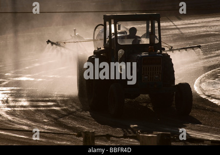 Pestiziden Spritzen Spritze Traktor Traktoren Bauernhof Landwirtschaft chemische Chemikalien Nahrungsmittelproduktion intensiv intensiv produziert ferti Stockfoto