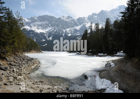 Eibsee, eingefroren im zeitigen Frühjahr, in der Nähe von Garmisch-Partenkirchen, Bayern, Deutschland Stockfoto