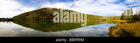 Panorama-Landschaft an den Twin Lakes am frühen Morgen, Yellowstone-Nationalpark Stockfoto