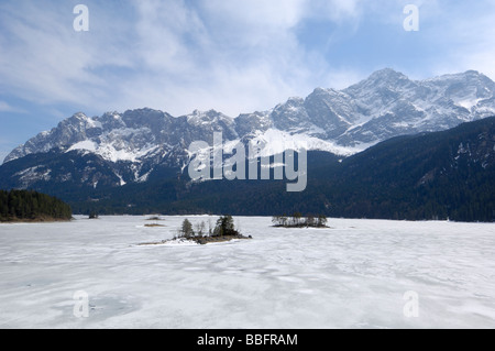 Eibsee, eingefroren im zeitigen Frühjahr, in der Nähe von Garmisch-Partenkirchen, Bayern, Deutschland Stockfoto