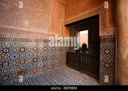 Afrika, Nordafrika, Marokko, Marrakesch, untere Medina, Kasbah, Saadian Gräber, Interieur, Mosaik Fliesen, Touristen Stockfoto