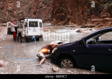 Afrika, Nordafrika, Marokko, Atlas-Region, Todra Schlucht, Automobil, Fahrzeug stecken in Bach Stockfoto