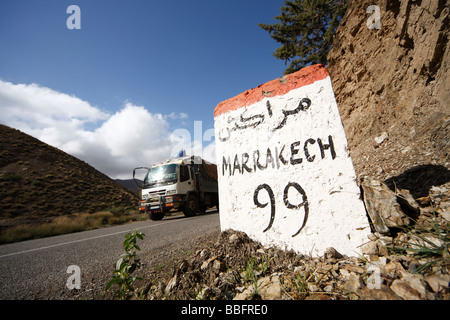 Afrika, Nordafrika, Marokko, Atlas Region, Marrakesch, Straßenschild, 99 km Stockfoto