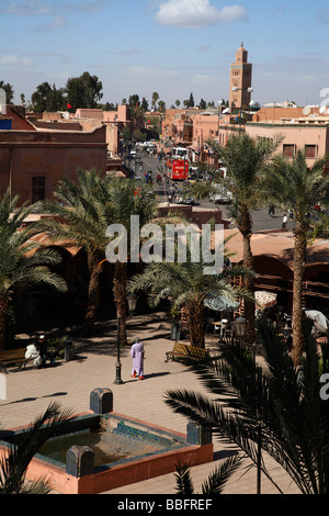 Afrika, Nordafrika, Marokko, Marrakesch, Medina, Mellah, Place des Ferblantiers, Blick auf die Koutoubia-Moschee Stockfoto