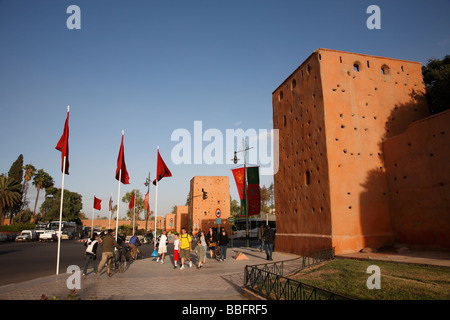 Afrika, Nordafrika, Marokko, Marrakesch, Avenue Mohammed V, Stadtmauer, alte Mauer, marokkanische Fahnen Stockfoto