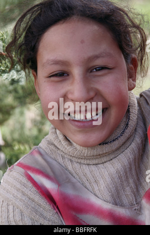 Afrika, Nordafrika, Marokko, Atlas-Gebirge, Ziz Tal, Berber Mädchen in Landschaft, Lächeln Stockfoto