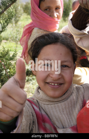 Afrika, Nordafrika, Marokko, Atlas-Gebirge, Ziz Tal, Berber Mädchen in Landschaft, Lächeln Stockfoto