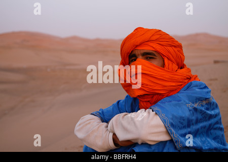 Afrika, Nordafrika, Marokko, Merzouga, Erg Chebbi, Portrait, Berber Tribesman tragen traditionelle Kleidung Stockfoto