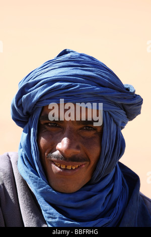 Afrika, Nordafrika, Marokko, Merzouga, Erg Chebbi, Portrait, Berber Tribesman tragen traditionelle Kleidung Stockfoto