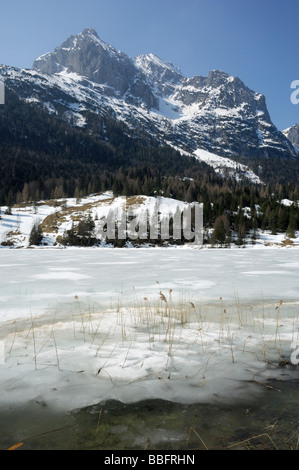 Ferchensee eingefroren im zeitigen Frühjahr, in der Nähe von Mittenwald, Bayern, Deutschland Stockfoto