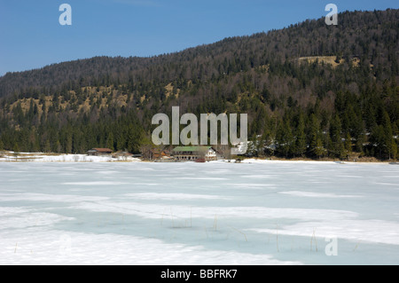 Ferchensee eingefroren im zeitigen Frühjahr, in der Nähe von Mittenwald, Bayern, Deutschland Stockfoto