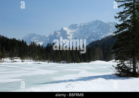 Ferchensee eingefroren im zeitigen Frühjahr, in der Nähe von Mittenwald, Bayern, Deutschland Stockfoto