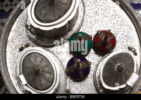 Afrika, Nordafrika, Marokko, Fès, Medina, Riad Norma, Hotel, Tabelle Einstellung, dekorierten Silberwaren Stockfoto