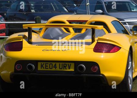 Rückansicht eines leuchtend gelben Porsche Carrera GT-Sportwagens am Oulton Park Motor Racing Circuit Cheshire England Großbritannien Stockfoto