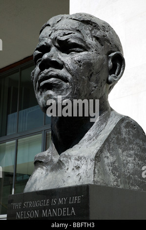 Bronze-Statue von Nelson Mandela stand neben der Royal Festival Hall im Southbank Centre in London Stockfoto