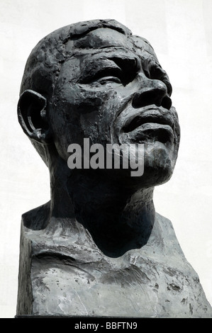 Bronze-Statue von Nelson Mandela stand neben der Royal Festival Hall im Southbank Centre in London Stockfoto