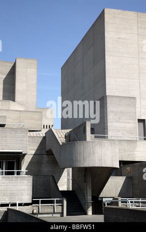 Abstrat Blick auf die kantige Blöcke und architektonische Elemente am National Theatre im Londoner South Bank Stockfoto