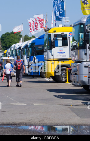 Autotransporter in Zeile im Fahrerlager am Oulton Park Motor Racing Circuit Cheshire England bei British Touring Car Meeting geparkt Stockfoto