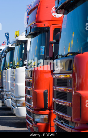 Autotransporter in Zeile im Fahrerlager am Oulton Park Motor Racing Circuit Cheshire England bei British Touring Car Meeting geparkt Stockfoto