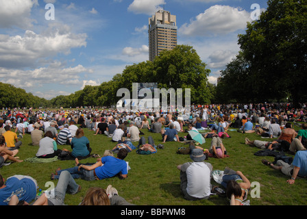 Publikum beobachtet die große Leinwand im Regents Park 2007 London Tour de France-Zeitfahren Stockfoto