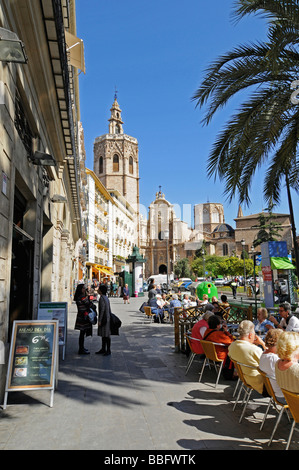 Strassencafé, Menschen, Platz Plaza De La Reina, die Kathedrale Catedral de Santa Maria, Miguelete-Turm, Valencia, Spanien, Europa Stockfoto