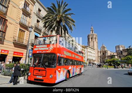 Sightsseing Bus, Platz Plaza De La Reina, die Kathedrale Catedral de Santa Maria, Miguelete Turm, Valencia, Spanien, Europa Stockfoto