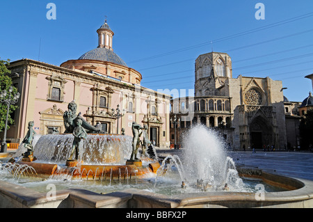 Brunnen, Basilika Virgen de Los Desamparados, Catedral de Santa Maria Kathedrale, Plaza De La Virgen Square, Valencia, Spanien Stockfoto