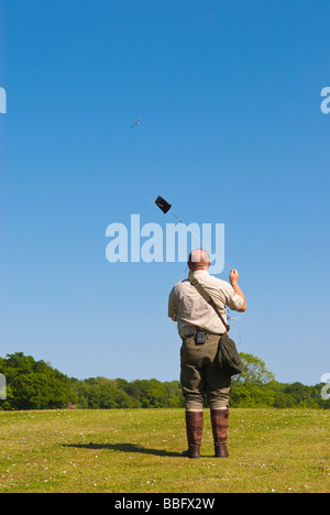 Geben eine Falknerei-Anzeige für der Öffentlichkeit, zieht die Raubvögel fliegen vorbei mit einem Köder in der britischen Landschaft Falkner Stockfoto