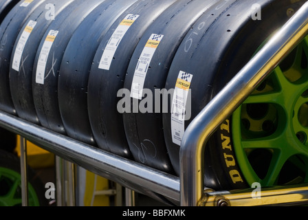 Reifen-Rack mit glatten Rennsport-Reifen auf grünen Rädern im Fahrerlager am Oulton Park Motor Racing Circuit Cheshire England UK Stockfoto