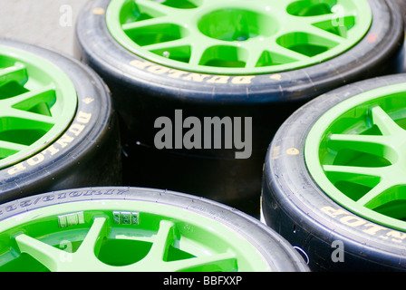 Satz von Lime grün Räder mit Slick-Rennreifen im Fahrerlager am Oulton Park Motor Racing Circuit Cheshire England Stockfoto