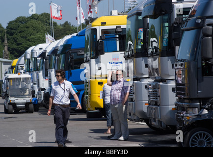 Autotransporter in Zeile im Fahrerlager am Oulton Park Motor Racing Circuit Cheshire England bei British Touring Car Meeting geparkt Stockfoto