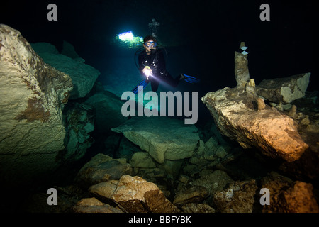 Taucher in Höhle. Stockfoto