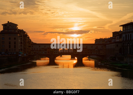 Ponte Vecchio in Florenz bei Sonnenuntergang Stockfoto