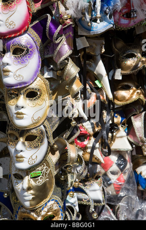 Venezianische Masken auf einem stall Stockfoto