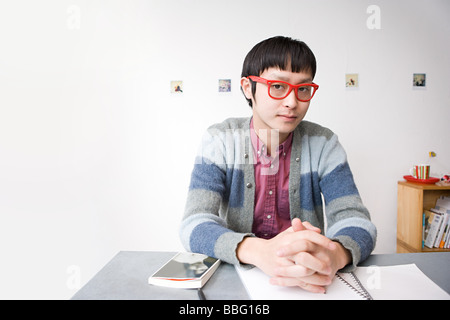 Junger Mann mit Brille Stockfoto