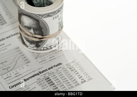 Banknoten auf Zeitung Stockfoto