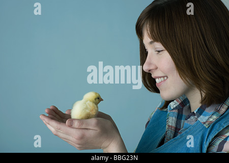 Frau mit einem Küken Stockfoto
