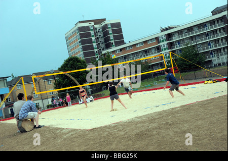 Eine Gruppe von jungen Leuten spielt Volleyball in Shoreditch Park Stockfoto